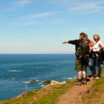 Wanderer an der Küste von Cornwall