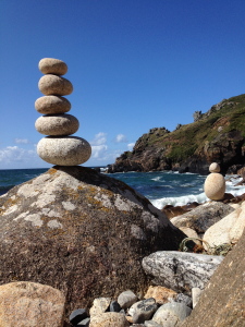 marche sentier côtier, blocs de granit, Le chemin de la côte de Cornouaille, criques secrètes dans cornwall